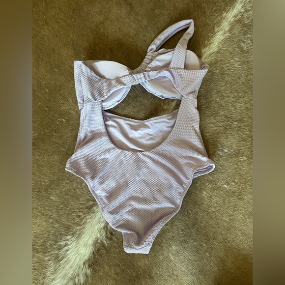Stylish One-Shoulder Swimsuit in Light Purple - Picture 3 of 3